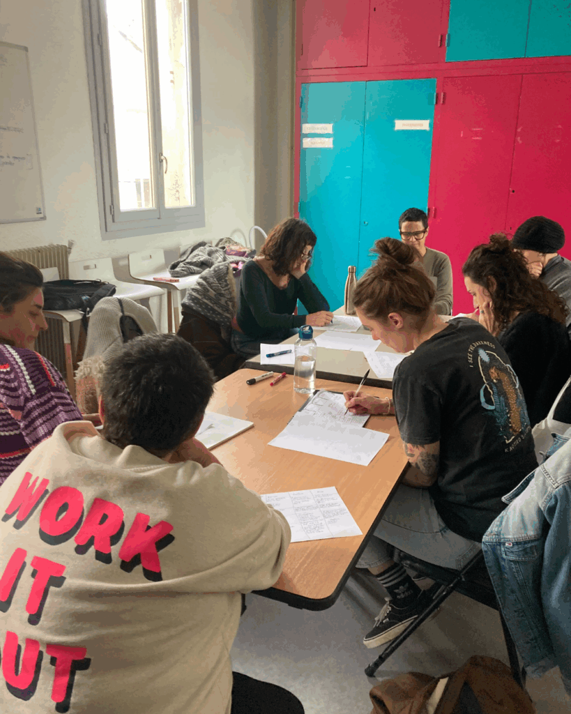 Les stagiaires d'un atelier de storytelling élaborent leurs histoires
