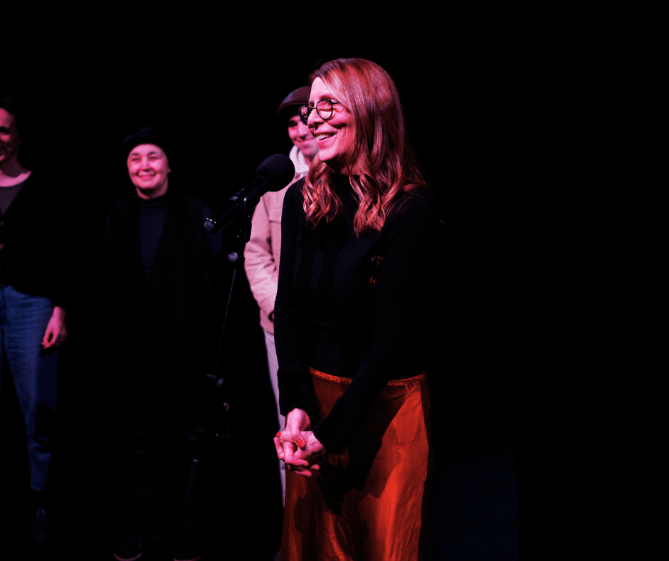 Cece Helgesen la fondatrice de StoryJam présente le spectacle "Histoires Tous Azimuts" au Théâtre La Vista à Montpellier