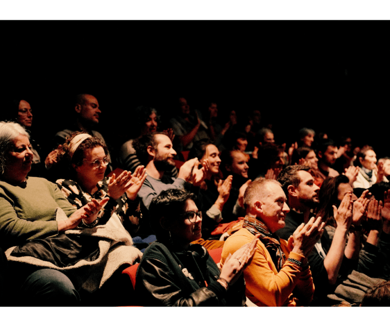 Les spectateurs réagissent au spectacle de storytelling
